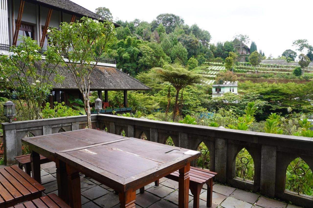 Rumah Stroberi Organic Farm & Family Lodge Лембанг Экстерьер фото