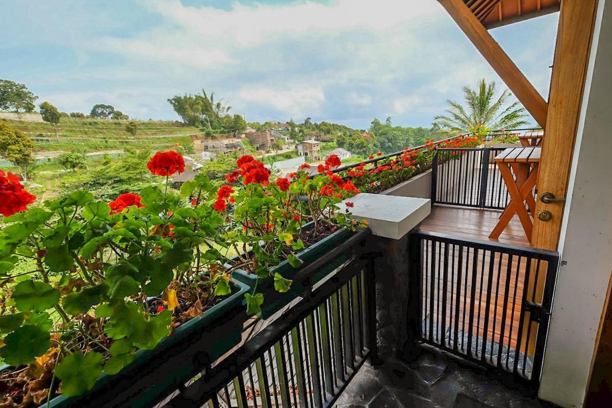 Rumah Stroberi Organic Farm & Family Lodge Лембанг Экстерьер фото