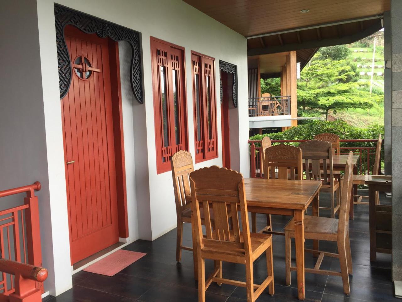 Rumah Stroberi Organic Farm & Family Lodge Лембанг Экстерьер фото