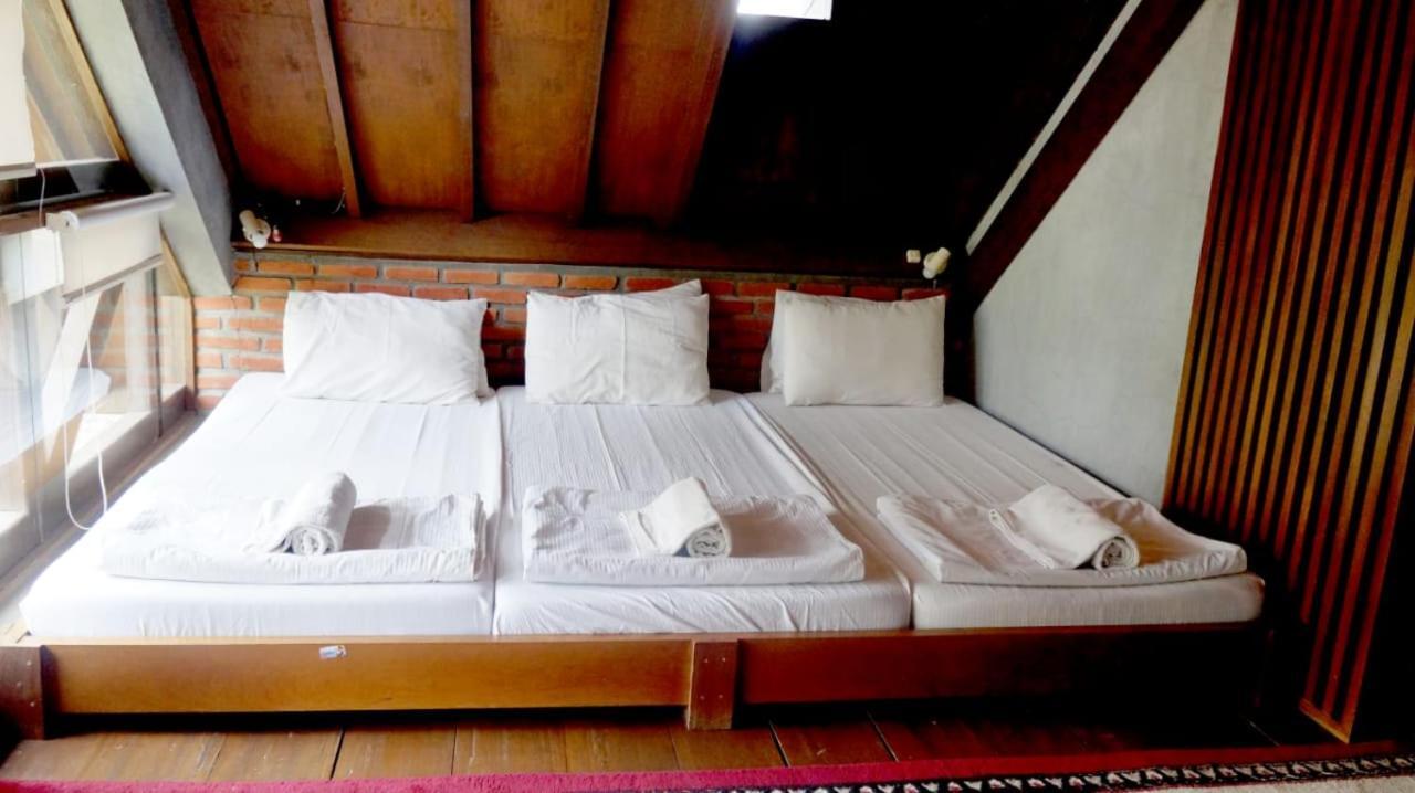 Rumah Stroberi Organic Farm & Family Lodge Лембанг Экстерьер фото